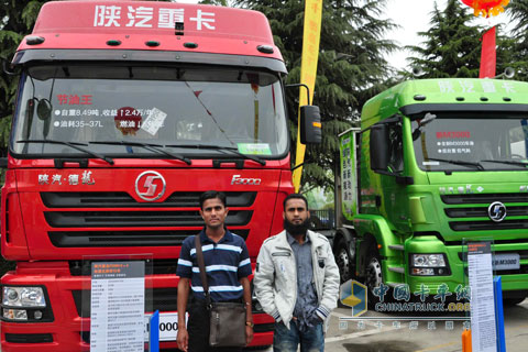 國(guó)外客商盛贊陜汽重卡并在車(chē)前合影