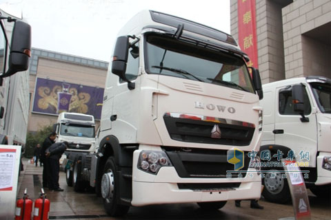 重汽HOWO-T7H高端牽引車