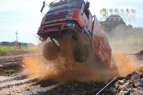 騰飛的陜汽重卡越野賽車，攝于2012年湖南新田站