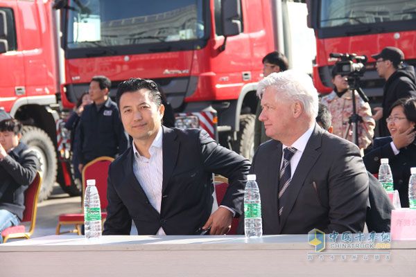 十臺(tái)奔馳Actros SLT大件牽引車一次性交付中國(guó)用戶