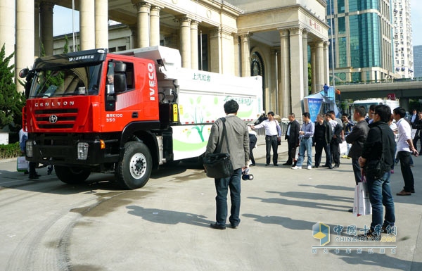 紅巖杰獅可卸式垃圾車亮相第七屆上海國際固體廢棄物、清潔專用設(shè)備與技術(shù)展