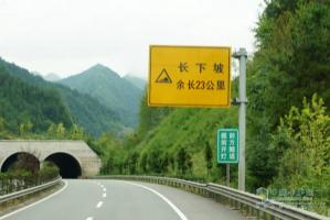 測(cè)試過(guò)半 奔馳卡車(chē)油耗測(cè)試車(chē)到達(dá)成都