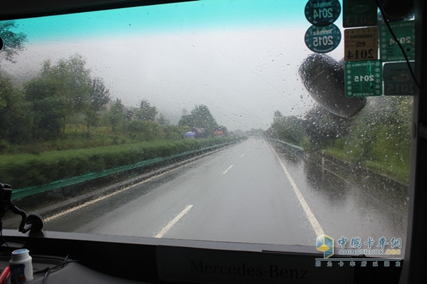 遇到下雨，奔馳卡車冒雨前進