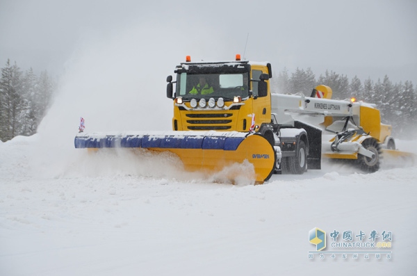 Scania G400 4x4 機場掃雪車