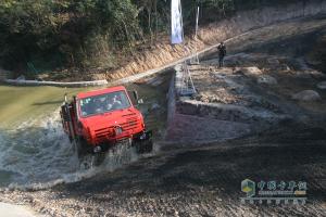 近距離感受越野之王烏尼莫克救援車 超越期待不負眾托