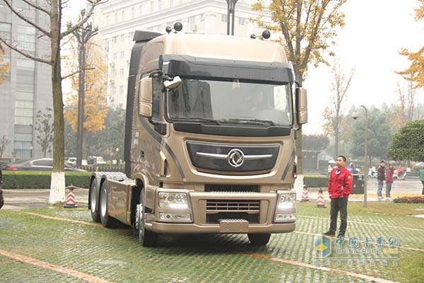 東風(fēng)商用車 天龍旗艦 480馬力 6x4 國四高配牽引車