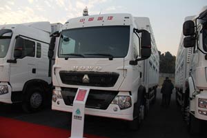 中國(guó)重汽 T5G 290馬力 8X4 LNG 倉(cāng)柵車