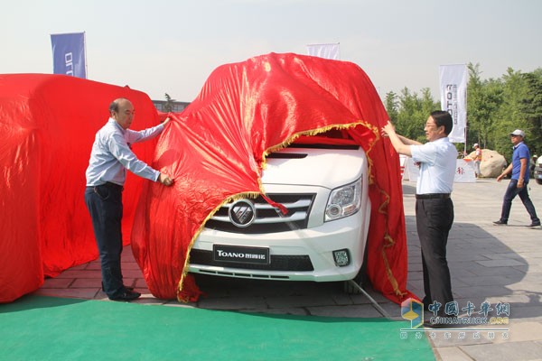 福田汽車集團(tuán)副總裁、福田輕型商用車業(yè)務(wù)總監(jiān)趙建民和陜西省物流與采購聯(lián)合會(huì)會(huì)長(zhǎng)侯東衛(wèi)為圖雅諾新品揭幕