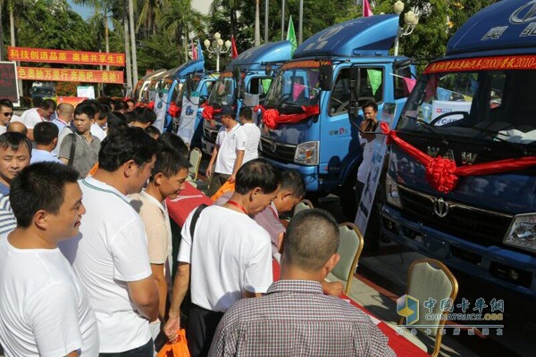 奧馳汽車萬(wàn)里行活動(dòng)簽名