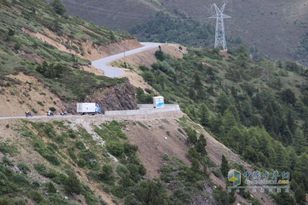 崎嶇山路