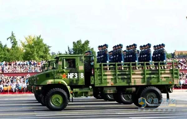 女兵乘坐解放“勝虎”軍車組成的白求恩醫(yī)療方隊(duì)