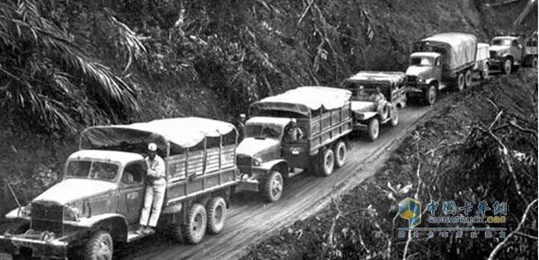 配備康明斯發(fā)動機軍用卡車在抗戰(zhàn)運輸‘大動脈’滇緬公路上