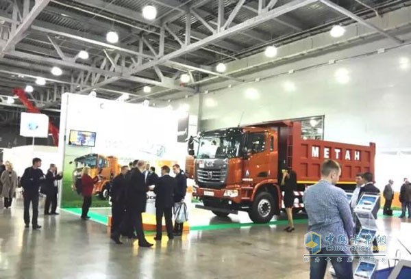 車展現(xiàn)場，觀摩和咨詢聯(lián)合卡車的國外友人絡(luò)繹不絕