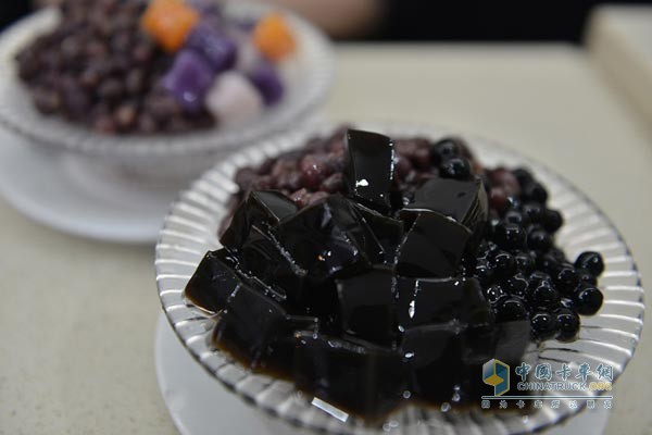 德國曼恩“車輪上的美食”之廣州美食紅豆珍珠龜苓膏