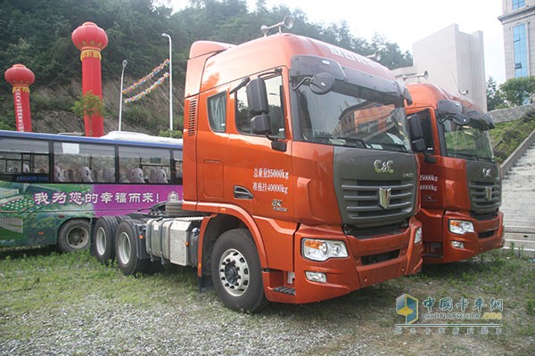 聯(lián)合卡車U420 420馬力6X4牽引車