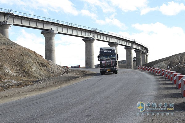 聯(lián)合卡車一直在謀變、奮進(jìn)的道路上昂首前進(jìn)