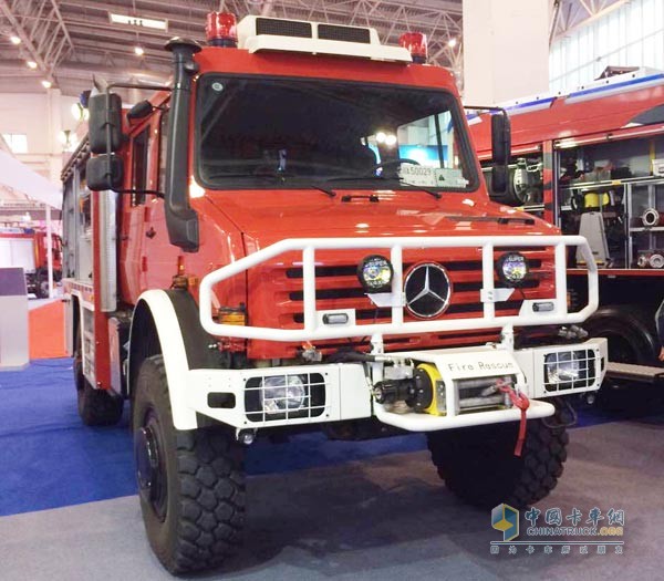 使用奔馳Unimog U5000底盤(pán)全地形水泡沫消防車(chē)