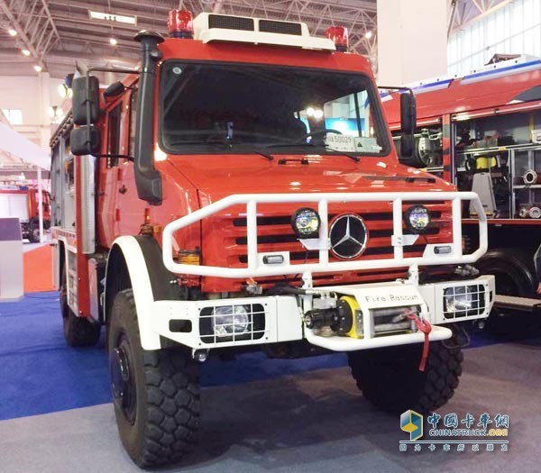 使用奔馳Unimog U5000底盤全地形水泡沫消防車