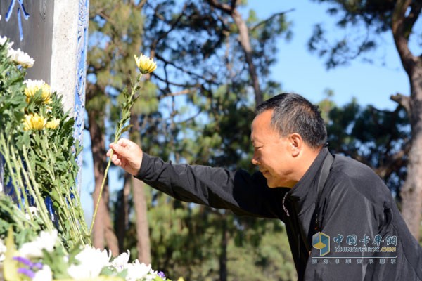 著名滇西抗戰(zhàn)史專家李正向烈士鮮花