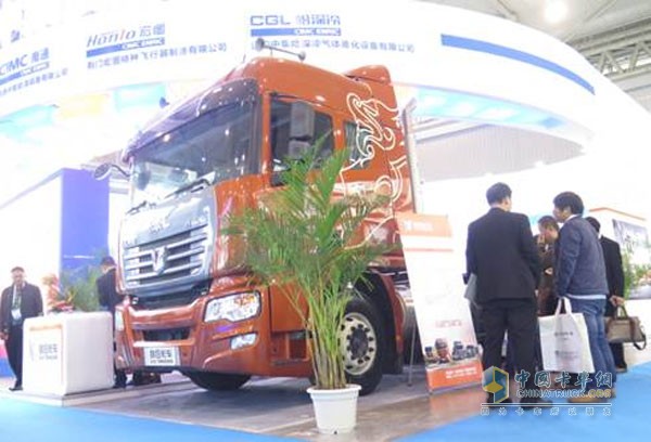 聯(lián)合卡車新U400 6X4 LNG牽引車