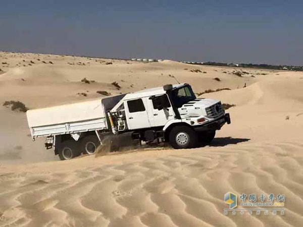 梅賽德斯-奔馳賽托斯6X6改裝的應(yīng)急救援車輛