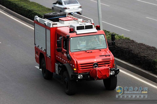 "大奔"消防車飄洋過海到青島