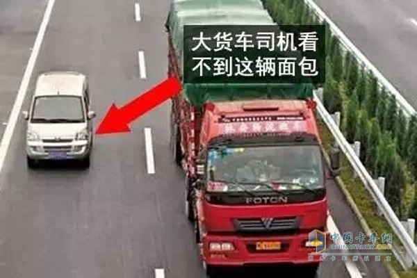 不要長時間在卡車右邊行駛，也不要在右側超車