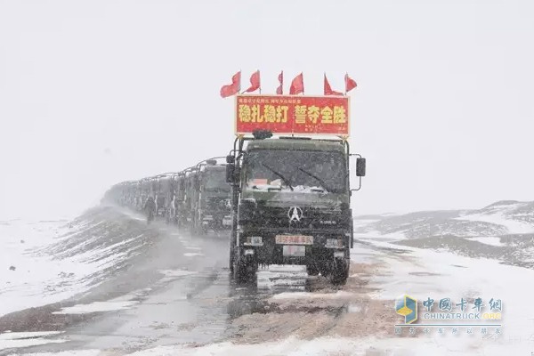 執(zhí)勤車隊(duì)遭遇暴風(fēng)雪，車隊(duì)在冰雪路面上行駛