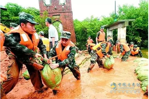 人民子弟兵奮斗在抗洪一線