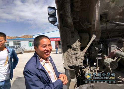 聯(lián)合卡車首屆技能比武大賽冠軍，剛查順捷服務(wù)站朱兵站長在與學(xué)員分享經(jīng)驗(yàn)