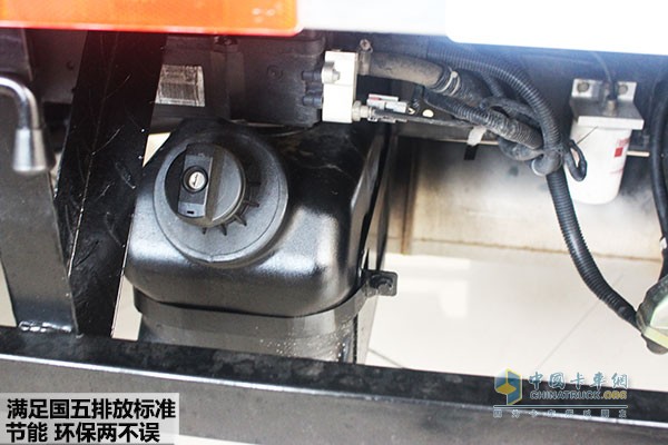  奧馳A3冷藏售貨車尿素罐