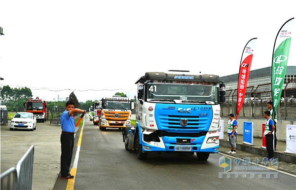 作為一款量產的車型，想要挑戰(zhàn)經過專業(yè)改裝的賽車難度很大，但是為了能在比賽中有亮眼的操作，聯合卡車服務保障團隊夜以繼日