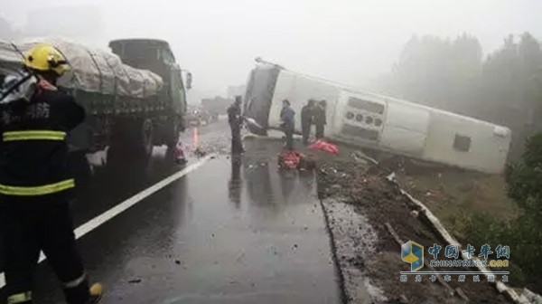 一般都是發(fā)生在大霧天氣或者是團(tuán)霧天氣，雨天和雪天發(fā)生的事故相比較損失要小于霧天，多發(fā)生在夜間的霧天。