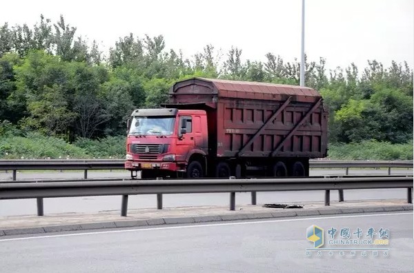 應(yīng)注意無論是到洗車場洗車還是自己動手，都要等愛車發(fā)動機(jī)徹底冷卻下來以后進(jìn)行清洗。尤其在夏季，不要在強(qiáng)烈的陽光下清洗愛車。