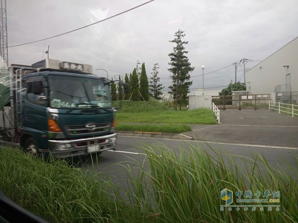 路上的日野卡車