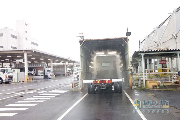 日野卡車進(jìn)行淋水檢測(cè)