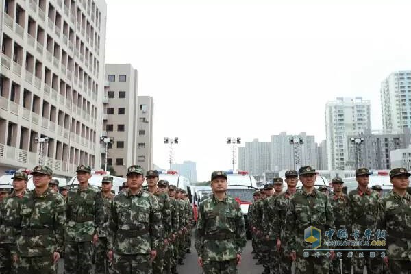 武警官兵們等待交車儀式