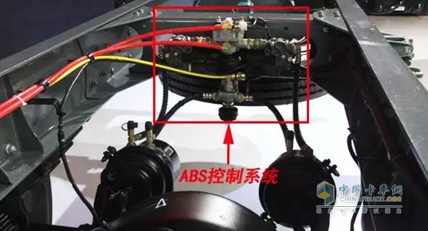 ABS系統(tǒng)是汽車防抱死制動系統(tǒng)(Anti-Lock Braking System)的縮寫。它是汽車上的一種非常重要的安全裝置，用于汽車制動時防止車輪抱死拖滑，以提高汽車制動過程中的方向穩(wěn)定性、轉(zhuǎn)向可操縱性和縮短制動距離，充分發(fā)揮汽車制動效能。