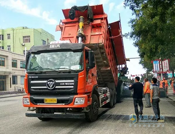 公路上一輛疾馳的橙色福田瑞沃工程車讓他眼前一亮!驅(qū)車尾隨到施工現(xiàn)場和司機(jī)敬煙攀談，熟絡(luò)后還忍不住開了一圈!高端的品牌、大氣的外觀、澎湃的動力、舒適的操控、沉穩(wěn)的駕馭感讓他激動不已——這就是他心中理想的工程車!