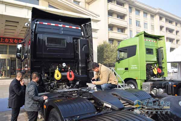 客戶圍觀新車