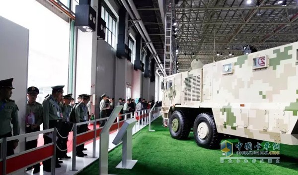 北奔鎧甲8×8防護型運輸車引起軍方專業(yè)觀眾關注