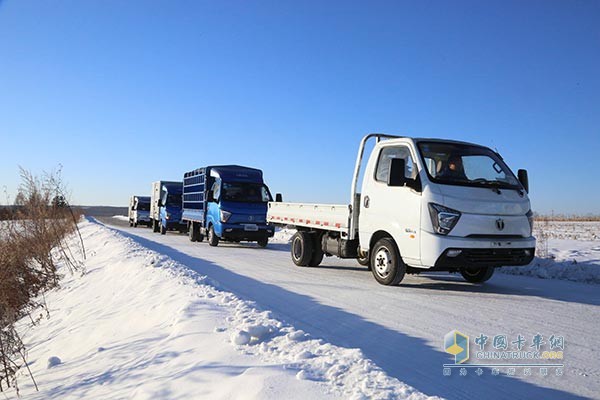 締途汽車行駛在黑河