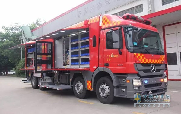 奔馳Actros 4160底盤(pán)開(kāi)發(fā)的8x4大型搶修車(chē)