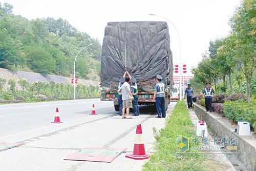 蚌埠25輛車遭