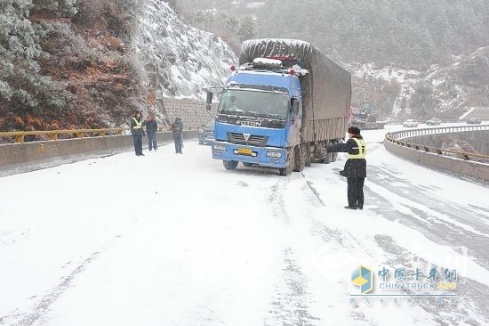 雨雪來(lái)襲 交通運(yùn)輸部緊急部署交通安全保障工作