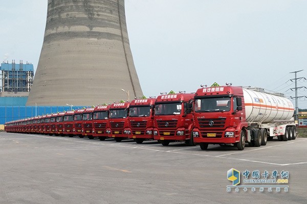 陜汽康明斯?；饭扪b運(yùn)輸車