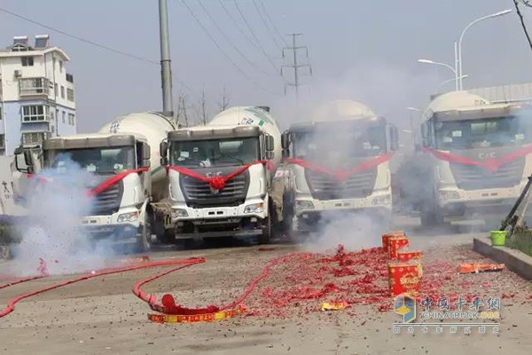 20臺(tái)聯(lián)合卡車LNG攪拌車順利交付棗陽(yáng)客戶