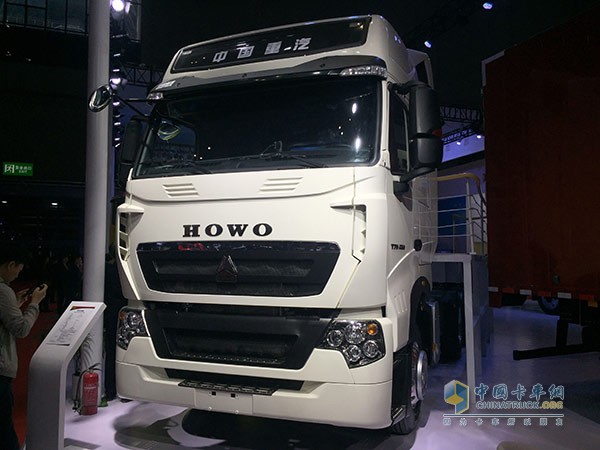 HOWO-T7H 6×4燃氣牽引車