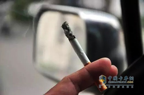 有些人停車休息或是在車上等人時，打開空調(diào)，在車內(nèi)吸煙，其實(shí)這樣做對車內(nèi)人的健康是有害的，因?yàn)殚T窗是緊閉的，煙霧排不出去，很自然地會刺激你的眼睛和呼吸系統(tǒng)。所以停車開空調(diào)本來有害，吸煙更是有害健康，切記一定要將空調(diào)通風(fēng)控制調(diào)整到“排出”位置。