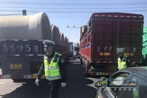 煙臺交警重拳嚴查貨車違法